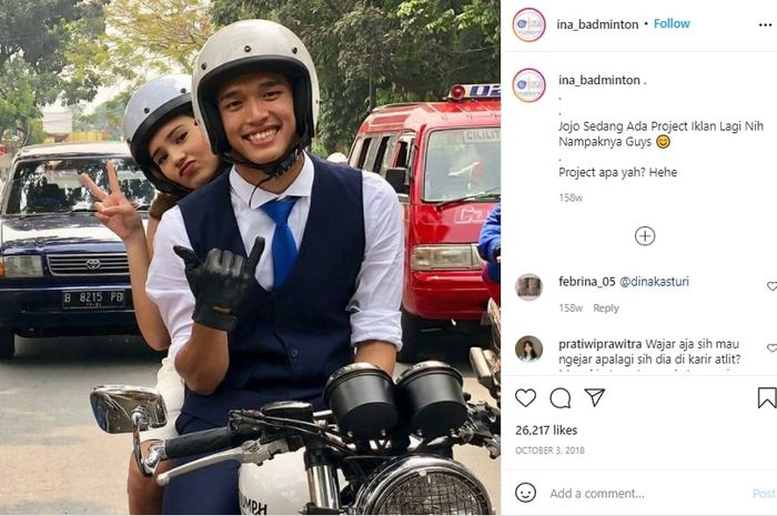 potret Jonatan Christie bonceng seorang wanita cantik naik motor Triumph