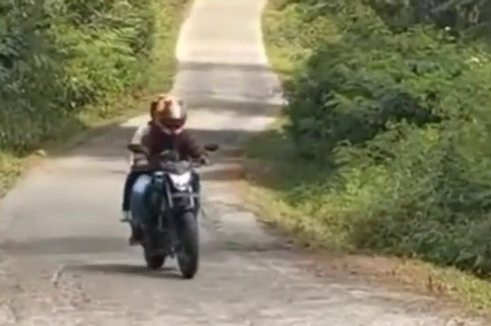 Detik-detik pengendara Honda CB150R gagal nanjak di jalur menuju Dieng via Kecamatan Bawang.