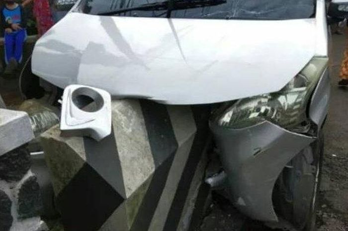 Kondisi Toyota Avanza saat menusuk beton jembatan di jalan raya Sindangkasih-Cihaurbeti, Ciamis, Jawa Barat