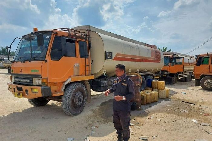 Truk tangki CPO yang dipakai menimbun Solar dari truk derek yang mondar-mandir ke SPBU kawasan Bengkalis, Riau