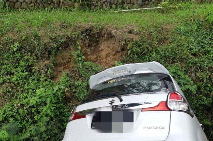 Suzuki Ertiga terperosok selokan di Tawangmangu, Karanganyar, Jateng