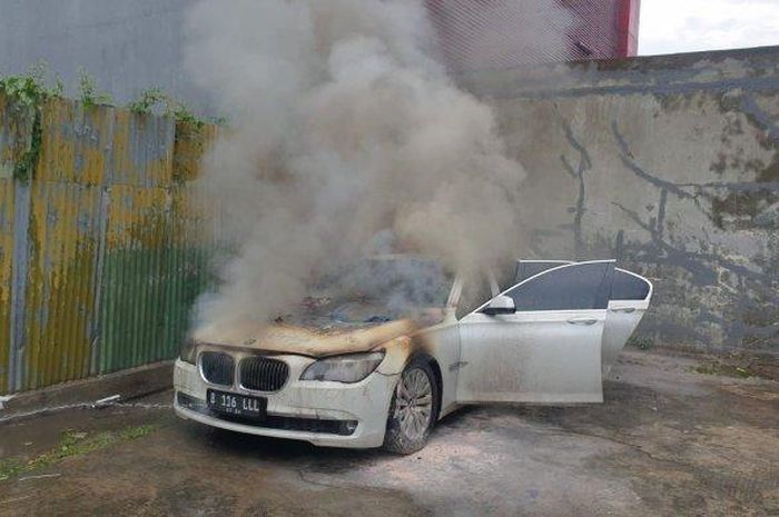 BMW 730Li terbakar saat pemilik memanasi mesin di Sunter Agung, Tanjung Priok, Jakarta Utara