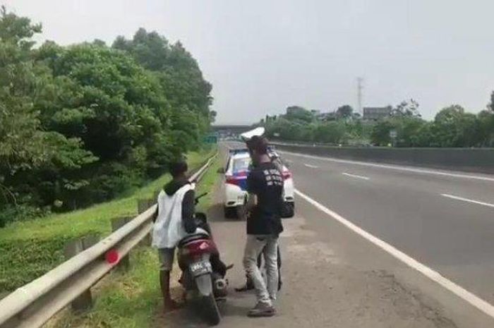 Pengendara Honda Vario yang tidak diketahui namanya ini ketiban apes gara-gara aplikasi Google Maps.