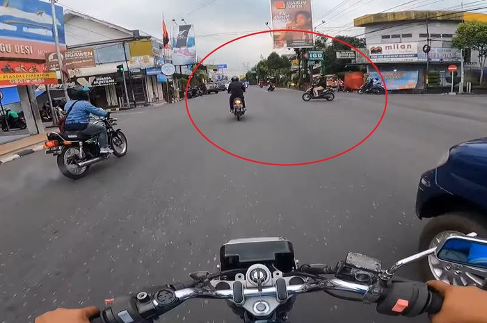 Detik-detik kecelakaan Kawasaki Blitz R dan Honda BeAT di perempatan Tugu Wesi, Muntilan, Magelang pada Minggu (17/10/2021).