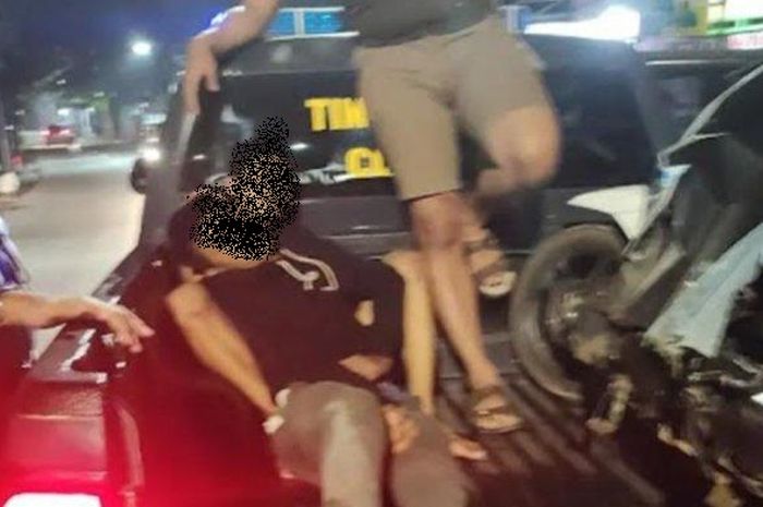 Dua begal yang tertangkap basah, digelandang warga ke Mapolsek Cipayung, Jakarta Timur, Selasa (19/10/2021) dini hari WIB