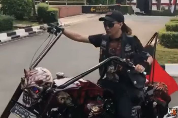 Aiptu Jakaria atau yang lebih dikenal dengan Jacklyn Choppers memimpin upacara dengan chopper