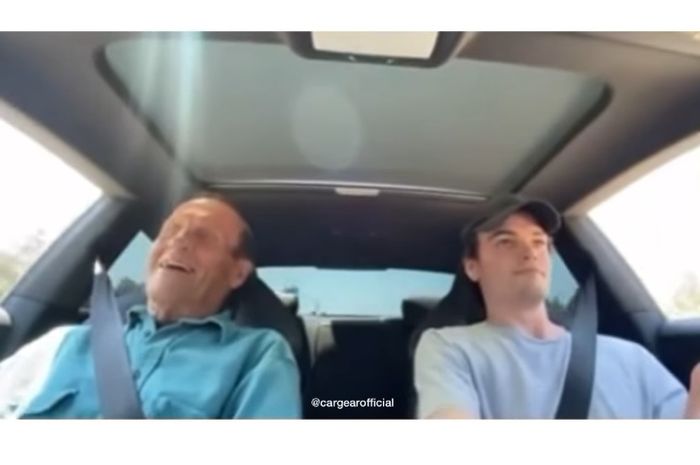 Reaksi kakek-kakek yang senang saat diajak menggeber mobil