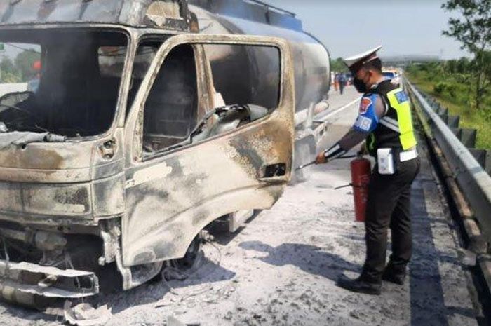 Insiden truk tangki air yang terbakar di jalan tol Pandaan-Malang KM 59 pada Rabu (20/10/2021).