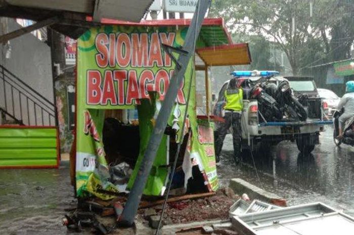 Kerusakan yang dialami kios Siomay dan Honda CB150 Verza serta Vario 110 usai ditabrak Daihatsu Rocky di Lowokwaru, kota Malang, Jawa Timur