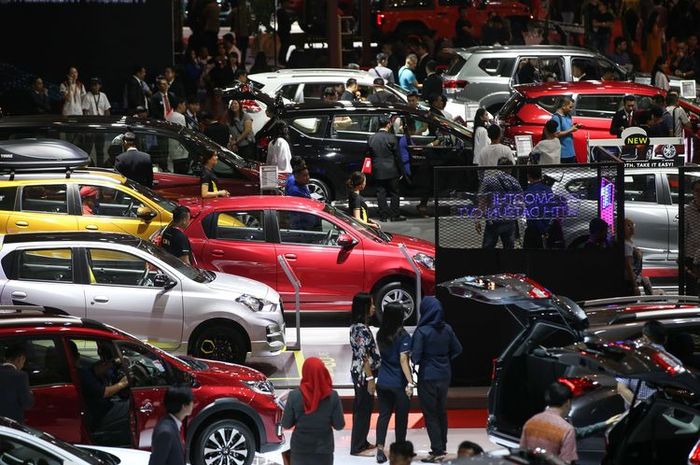engunjung menyaksikan pameran otomotif Telkomsel Indonesia International Motor Show (IIMS) 2019 di JIExpo Kemayoran, Jakarta Pusat, Jumat (26/4/2019). Pameran otomotif terbesar ini akan berlangsung hingga 5 Mei 2019 mandatang.(KOMPAS.COM/KRISTIANTO PURNOMO)