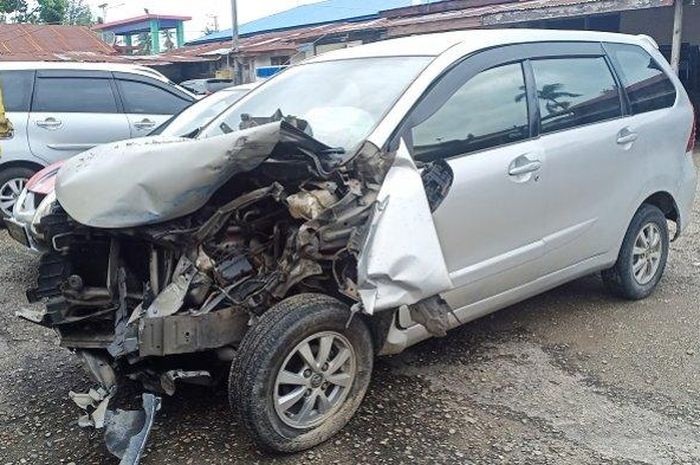 Kondisi Toyota Avanza usai menghantam pemotor di Karangbaru, Aceh Tamiang, Aceh