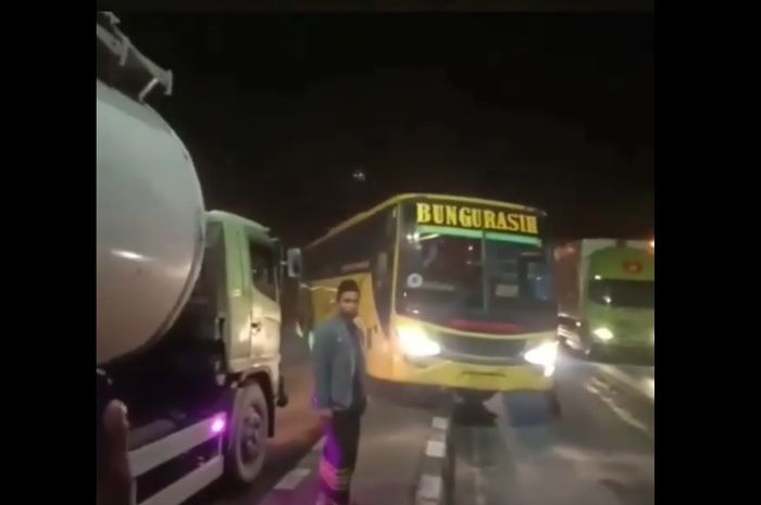 Cuplikan video empat bus berukuran besar lawan arus di jalur lintas Lamongan-Gresik, Selasa (19/10/2021).