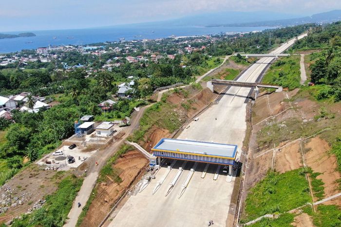 Jalan Tol Manado-Bitung Seksi 2B Ruas Simpang Susun (SS) Danowudu-Bitung Ditargetkan Beroperasi Penuh Akhir 2021.
