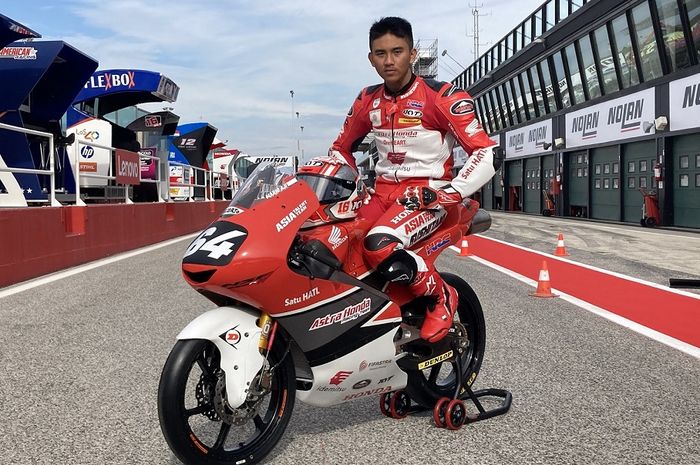 Mario Suryo Aji akan tetap menggunakan motor Honda NSF250RW dengan livery Astra Honda Racing Team di Moto3 Emilia Romagna 2021. 