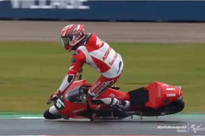 Mario Surya Aji mengalami crash pada FP2 Moto3 Emilia ROmagna 2021