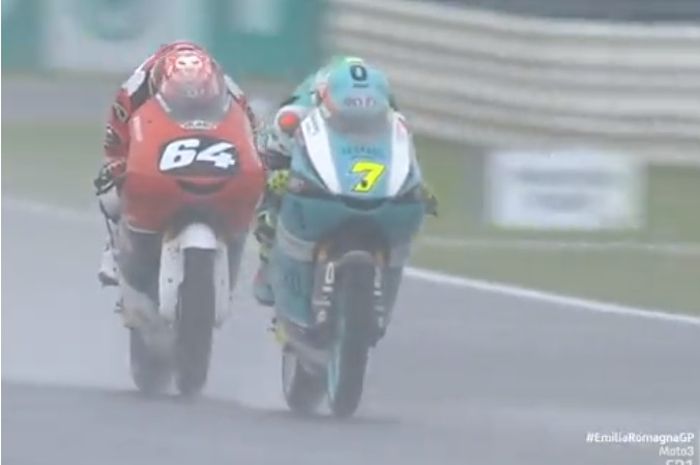 Mario Aji saat membuntuti Dennis Foggia di FP1 Moto3 Emilia Romagna 2021.