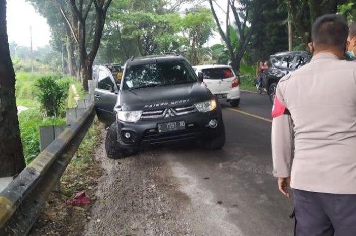 Mitsubishi Pajero Sport terkulai akibat roda depan kanan patah senggol motor di desa Cibeureum, Cugenang, Cianjur