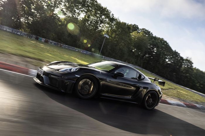 Porsche 718 Cayman GT4 terungkap saat pengetesan di Nurburgring.