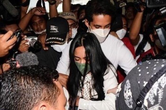 Rachel Vennya dan sang kekasih saat diperiksa polisi