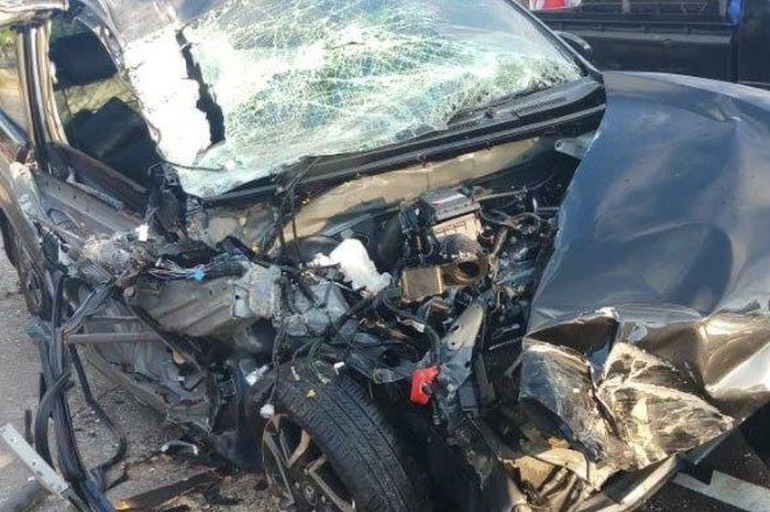 Toyota Avanza Veloz hancur ditabrak truk dari arah berlawana di jalan raya Sumenep-Pamekasan, Jawa Timur