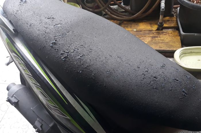 Jok motor yang sering terparkir di ruang terbuka rawat menjadi keras dan robek