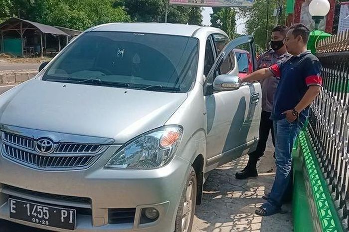 Toyota Avanza milik anggota TNI yang dibobol maling saat Salat Jumat di desa Telukagung, Indramayu, Jawa Barat