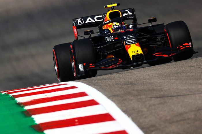 Sergio Perez jadi harapan tim Red Bull F1, sementara Max Verstappen 'gelut' dengan Lewis Hamilton pada sesi latihan hari Jumat F1 Amerika 2021.