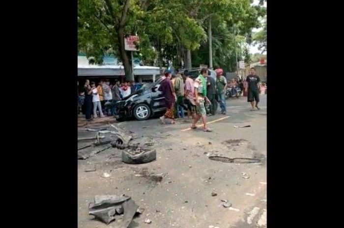 Kecelakaan antara Toyota Avanza Veloz Vs truk di kampung Cibodas, desa Karangwangi, Ciranjang, kabupaten Cianjur, Jawa Barat