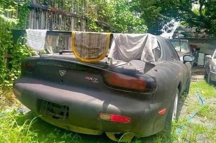 Mazda RX-7 FD yan terbengkalai dan dipakai buat jemur keset.