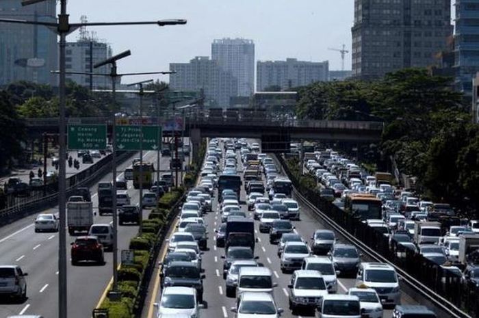 wajib uji emisi juga akan diberlakukan bagi kendaraan selain pelat B yang beroperasi di Jakarta (gambar hanya ilustrasi)