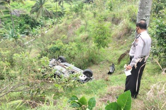 Diduga BMW X5 terjun ke jurang sedalam 15 meter di desa Wagir Lor, Ngebel, Ponorogo, Jawa Timur
