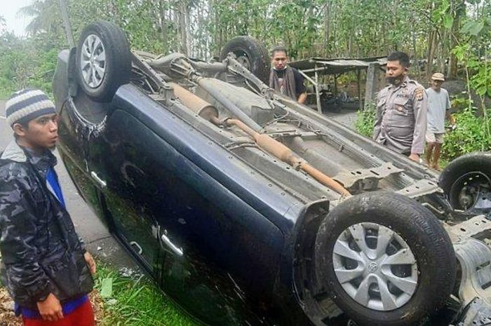 Toyota Avanza terbalik di Kapanewon Tepus, Gunung Kidul, Yogyakarta.