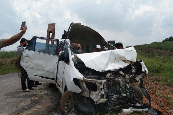 Kijang Innova rusak parah setelah hilang kendali dan masuk ke sungai