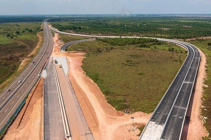 Pengerjaan jalan tol Indralaya-Prabumulih.