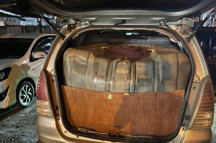 Barang bukti bensin ilegal di dalam kabin Toyota Kijang Innova yang diamankan di Pall X, Kenali Asam Bawah, Kota Baru, Jambi