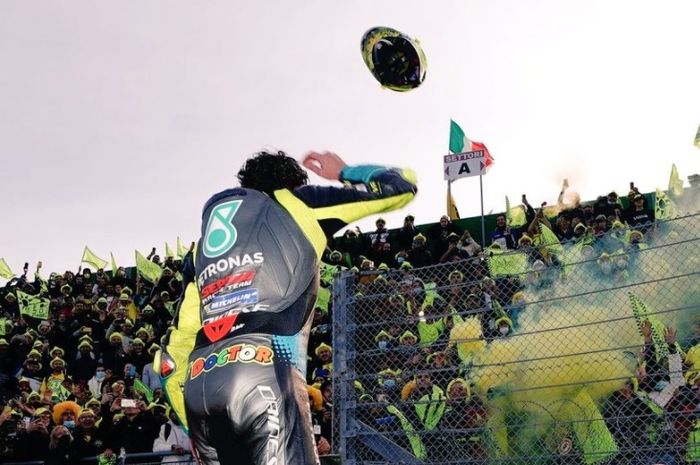 Valentino Rossi menyapa fans usai MotoGP Emilia Romagna 2021