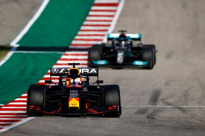 Max Verstappen asapi Lewis Hamilton untuk memenangkan F1 Amerika 2021 sekaligus kemenangan kedelapan musim ini.