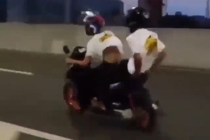 Cuplikan video pengendara Yamaha Mio M3 nekat masuk jalan tol layang AP Pettarani.