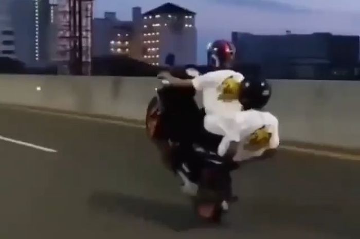 Tangkapan layar pengendara Yamaha Mio M3 nekat terobos jalan tol layang AP Pettarani dan lakukan aksi ugal-ugalan.