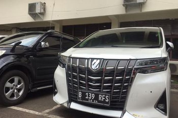 Mobil Toyota Alphard bernomor polisi B 139 RFS milik Rachel Vennya yang disita polisi di Ditlantas Polda Metro Jaya, Selasa (26/10/2021).