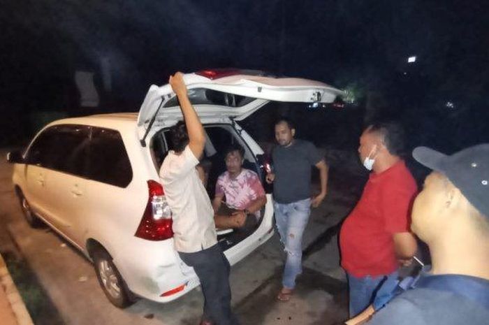 Momen saat Unit Reskrim Polsek Batam Kota meringkus dua pelaku maling Mercedes-Benz C200 pakai truk derek sewaan