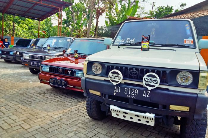 Toyota Kijang anggota komunitas yang terparkir di Ototrondolo Wonogiri.