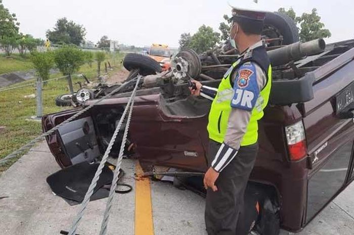 Toyota Kijang Super terbalik akibat oleng lalu kesangkut tali sling baja ruas tol Mojokerto-Jombang