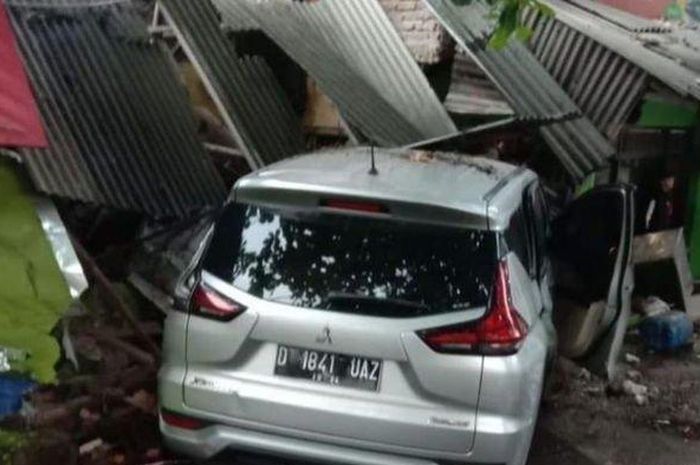 Mitsubishi Xpander tabrak pensiunan TNI dan warung