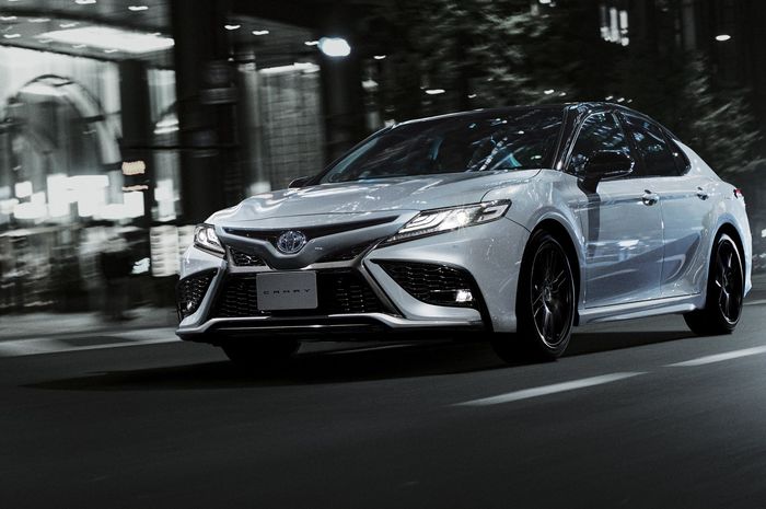 Toyota Camry facelift 2021 yang diluncurkan untuk pasar Singapura.