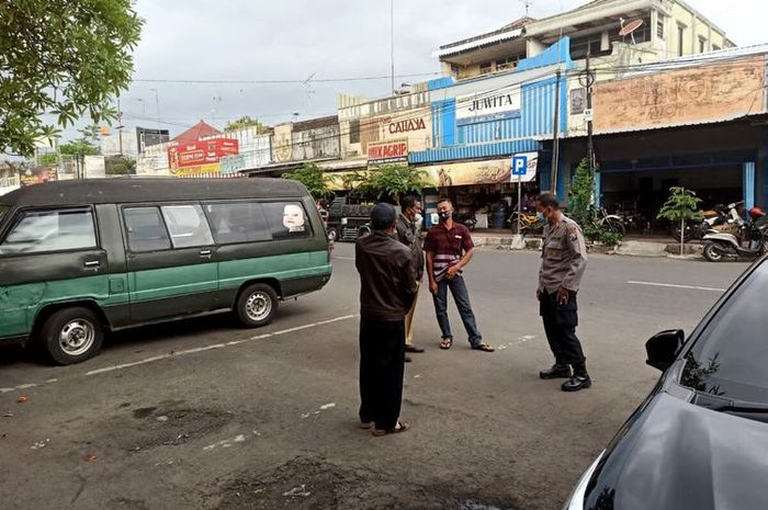 Polisi melihat lokasi pencurian uang hasil penjualan susu milik peternak sapi perah di depan Pasar Wlingi, Kabupaten Blitar, Selasa (26/10/2021)