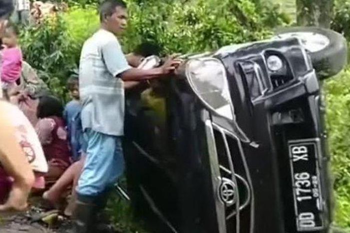 Toyota Avanza terguling di dusun Posso, Padaelo, Mallawa, Maros, Sulawesi Selatan