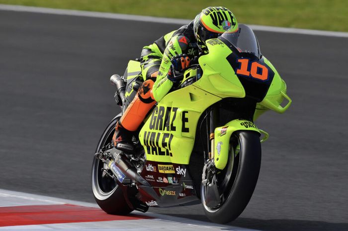 Luca Marini saat menunggangi Ducati Desmosedici GP19 berkelir kuning untuk memberikan penghormatan terakhir pada Valentino Rossi sebelum pensiun.