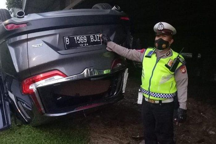 Honda CR-V 1.5 Turbo terbalik di Jl Outer Ring Road, Kembangan, Jakarta Barat