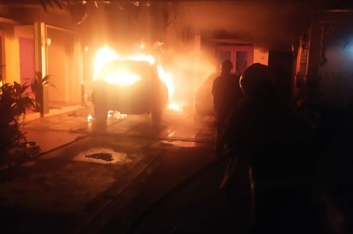 Nissan X-Trail dan Mercedes-Benz terbakar di garasi